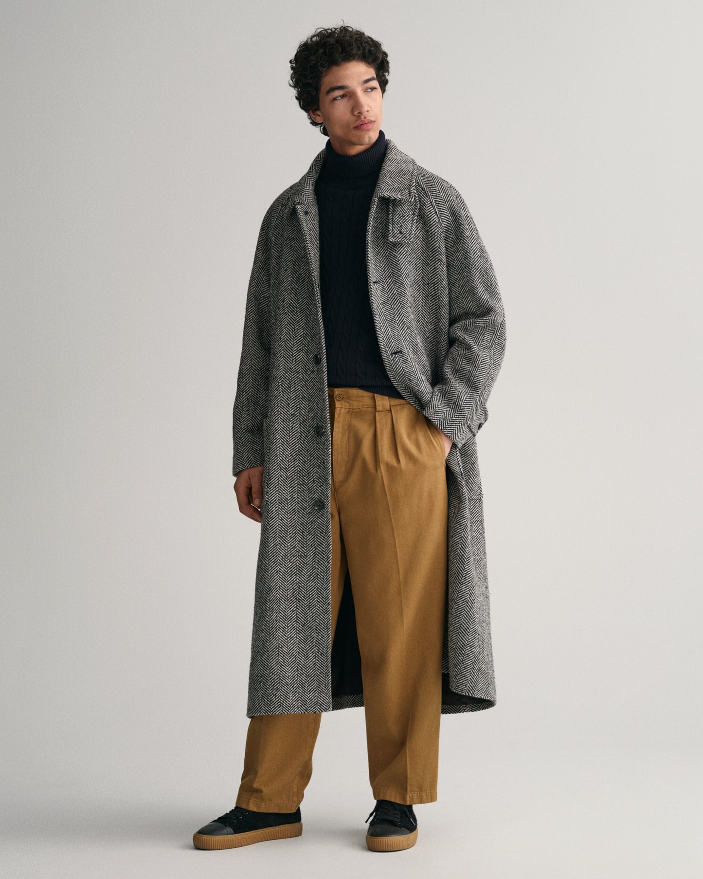 EVENING BLUE, COTTON CABLE TURTLE NECK BY GANT AU.