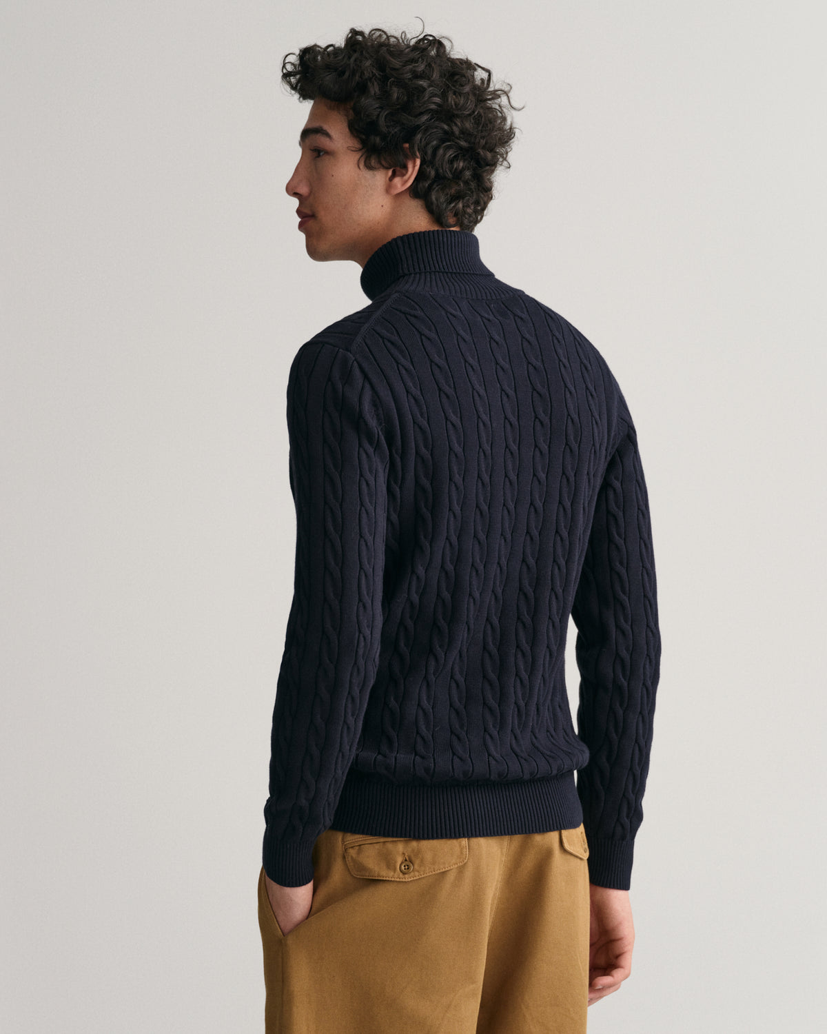 EVENING BLUE, COTTON CABLE TURTLE NECK, BACK-VIEW BY GANT AU.