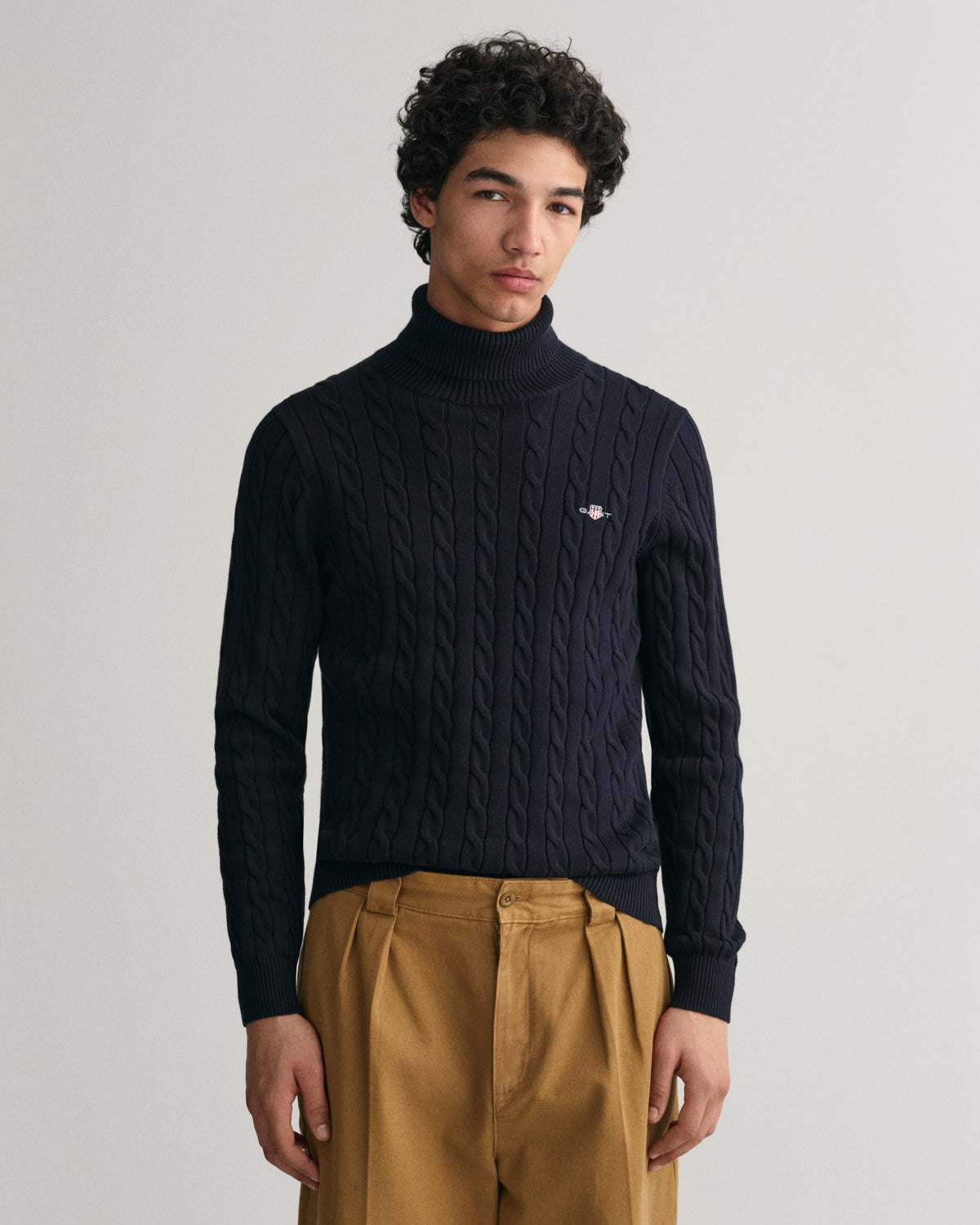 EVENING BLUE, COTTON CABLE TURTLE NECK, FRONT-VIEW BY GANT AU.