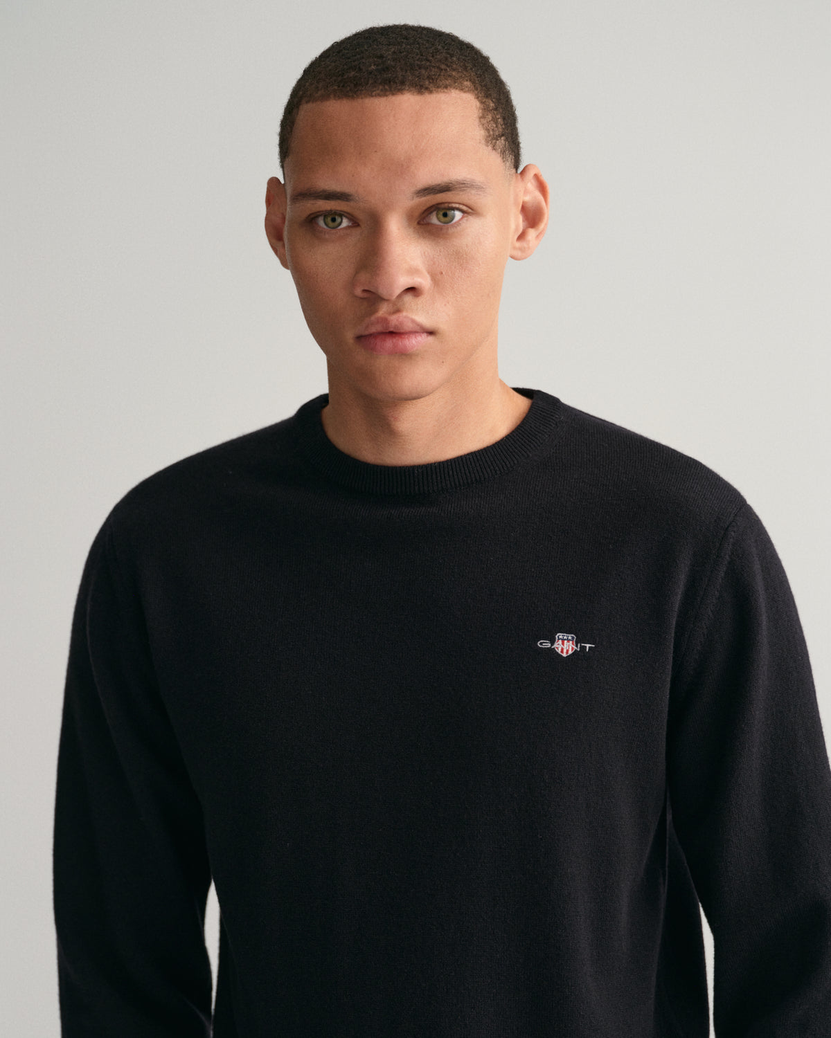 BLACK, SUPERFINE LAMBSWOOL C-NECK, CLOSE-UP BY GANT AU.