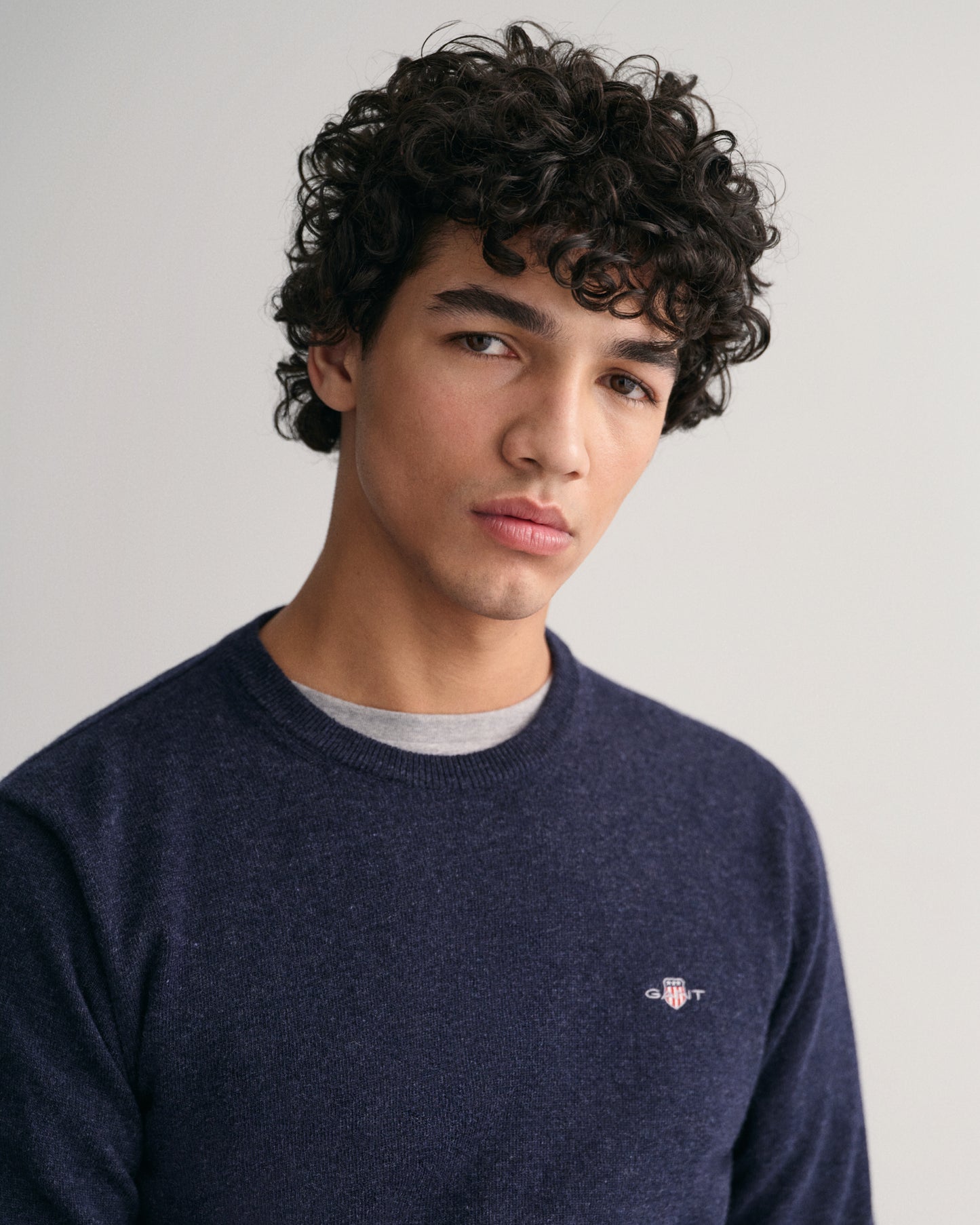 DARK NAVY MELANGE, SUPERFINE LAMBSWOOL C-NECK, CLOSE-UP BY GANT AU.