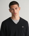 BLACK, SUPERFINE LAMBSWOOL V-NECK, CLOSE-UP BY GANT AU.