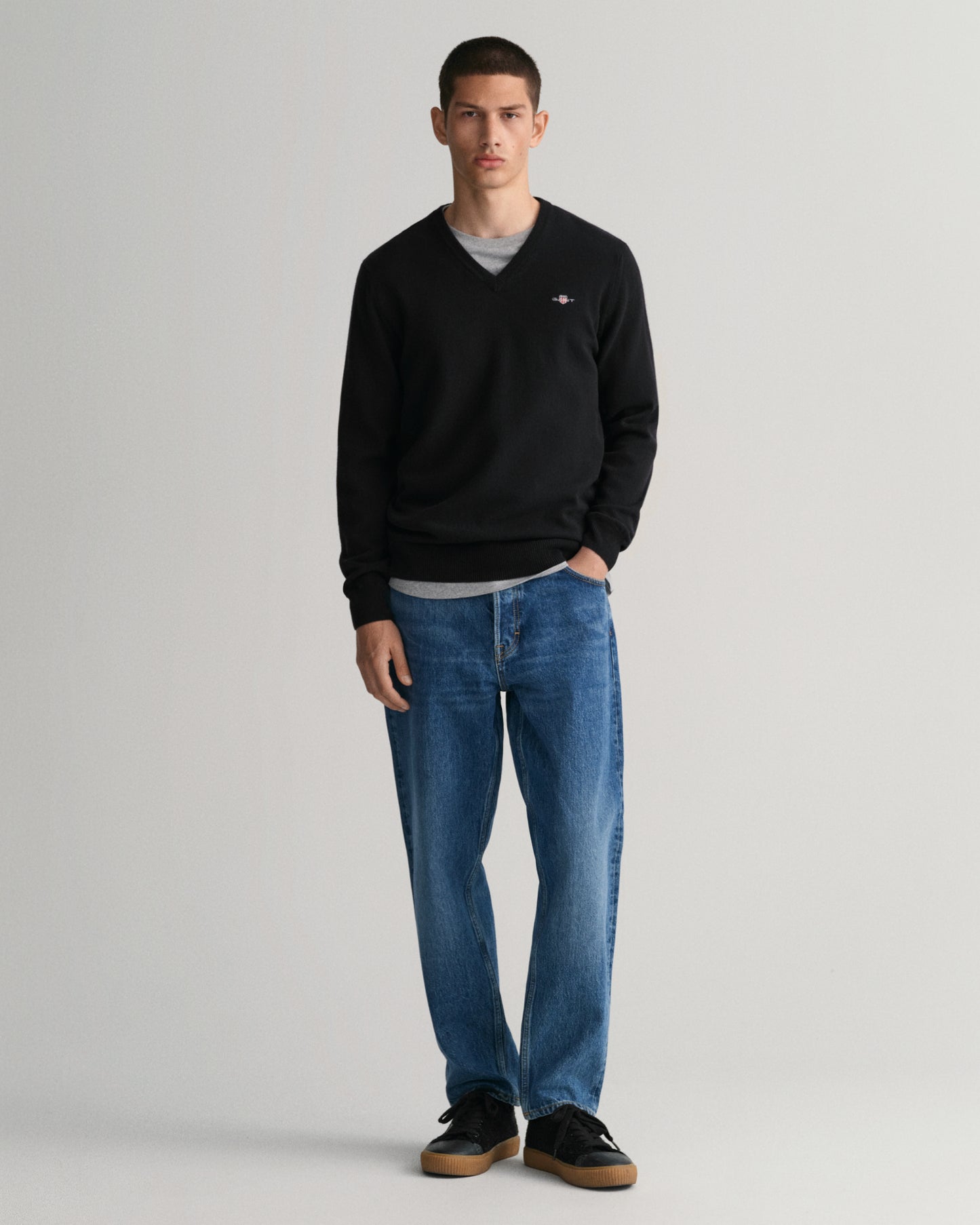 BLACK, SUPERFINE LAMBSWOOL V-NECK BY GANT AU.