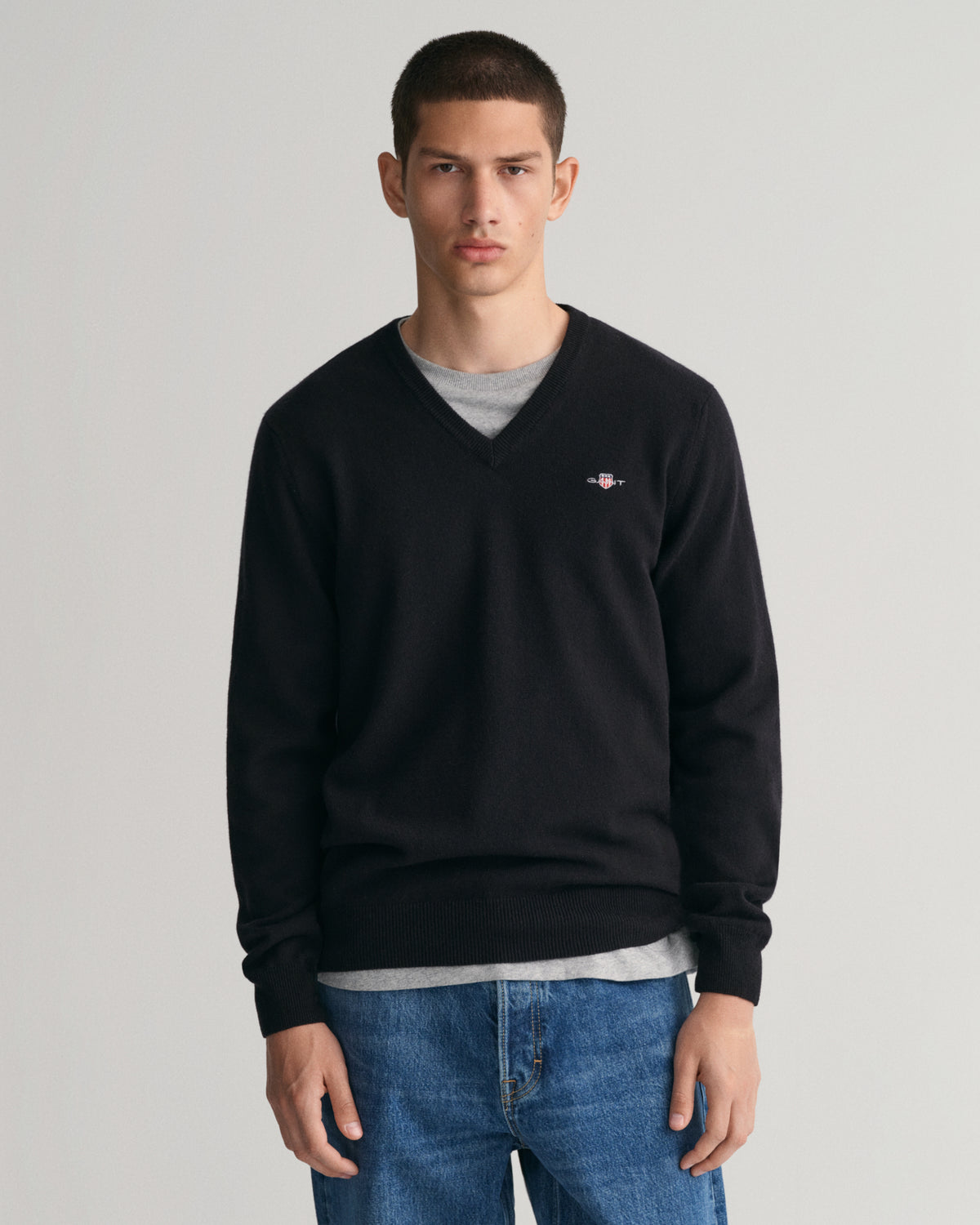 BLACK, SUPERFINE LAMBSWOOL V-NECK, FRONT-VIEW BY GANT AU.
