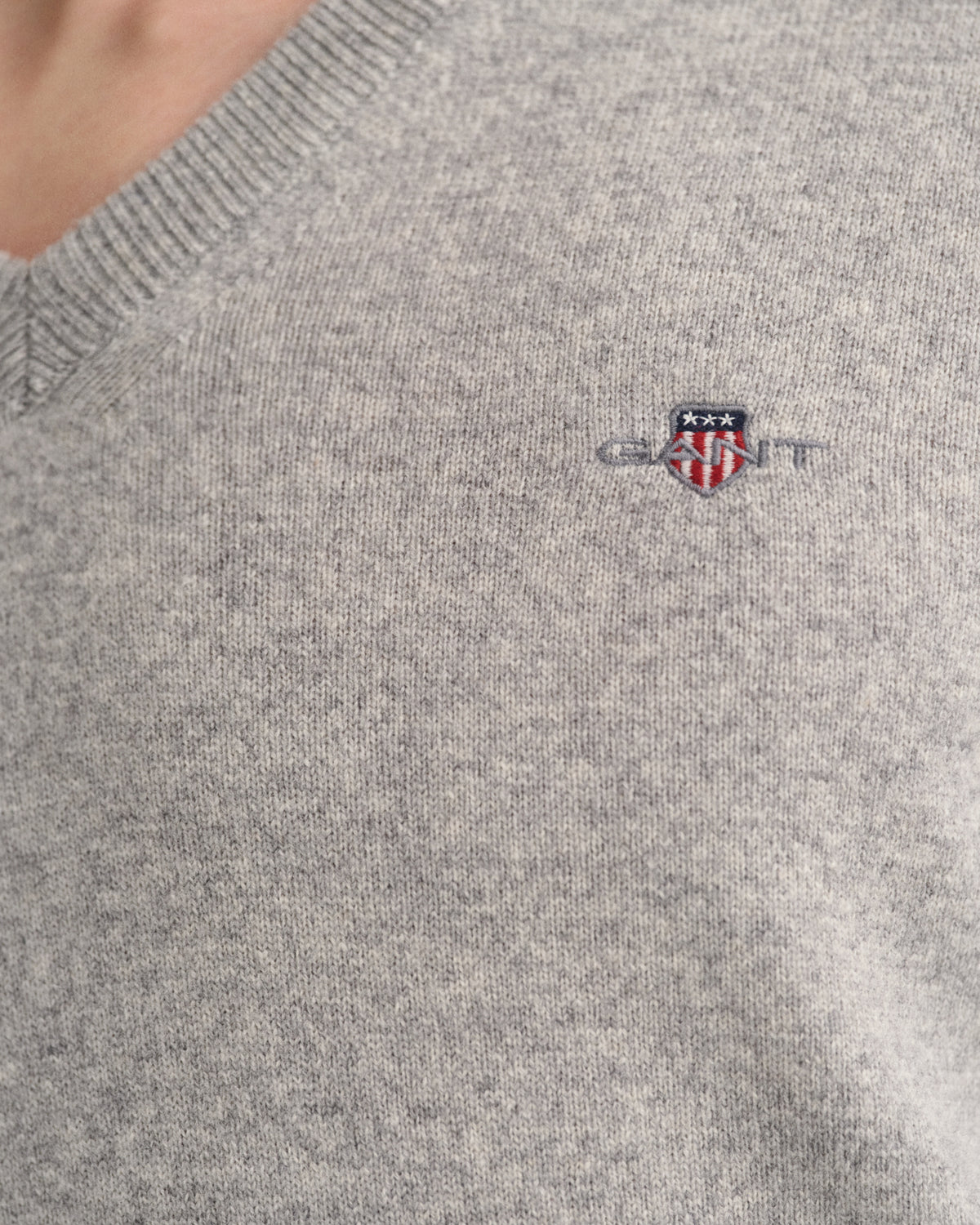 GREY MELANGE, SUPERFINE LAMBSWOOL V-NECK, CLOSE-UP BY GANT AU.