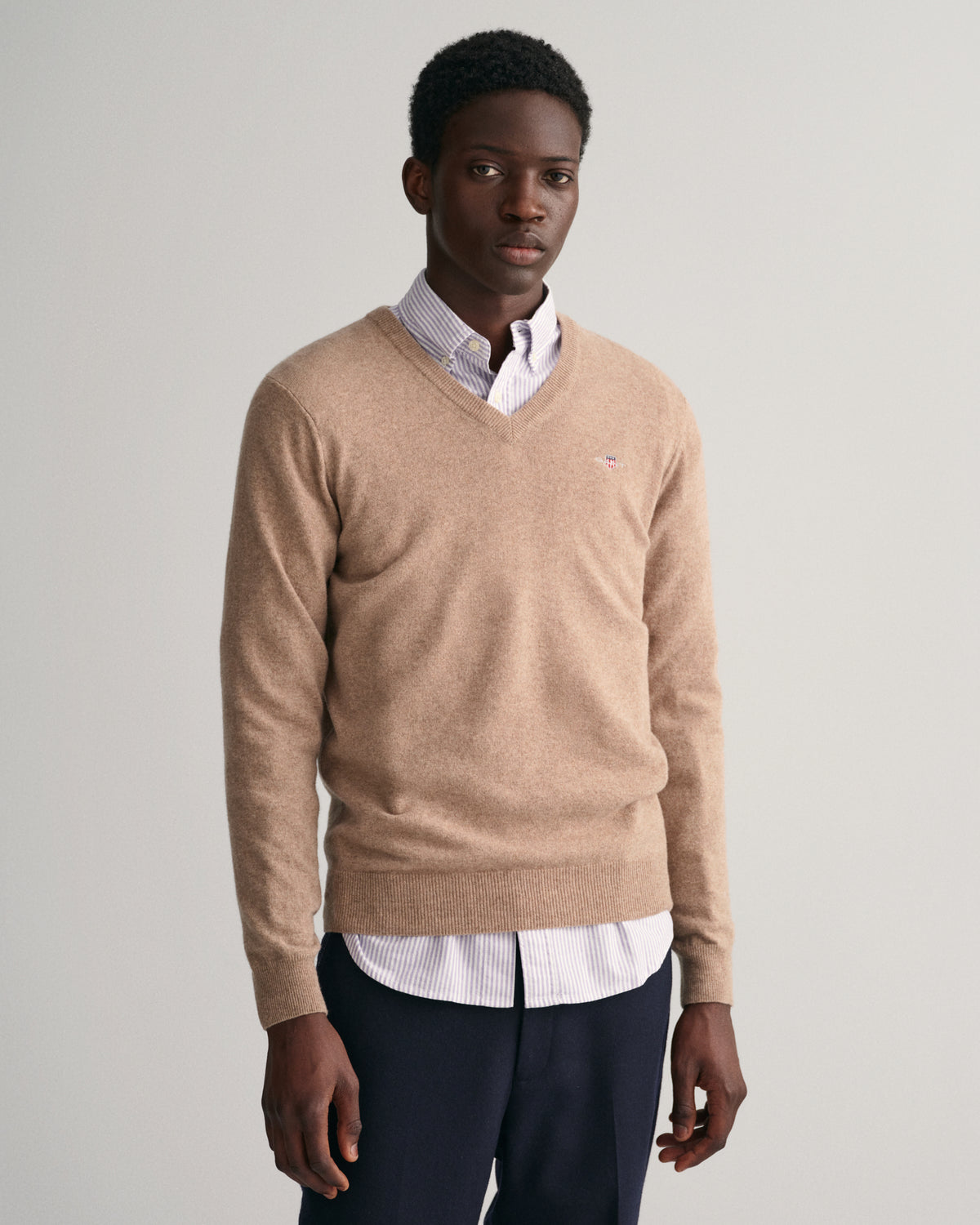 DK SAND MELANGE, SUPERFINE LAMBSWOOL V-NECK, CLOSE-UP BY GANT AU.