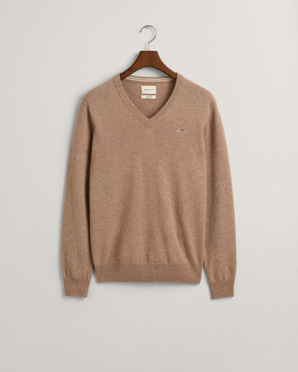 DK SAND MELANGE, SUPERFINE LAMBSWOOL V-NECK, FLAT-LAY BY GANT AU.