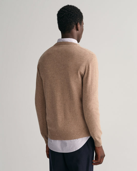 DK SAND MELANGE, SUPERFINE LAMBSWOOL V-NECK, BACK-VIEW BY GANT AU.