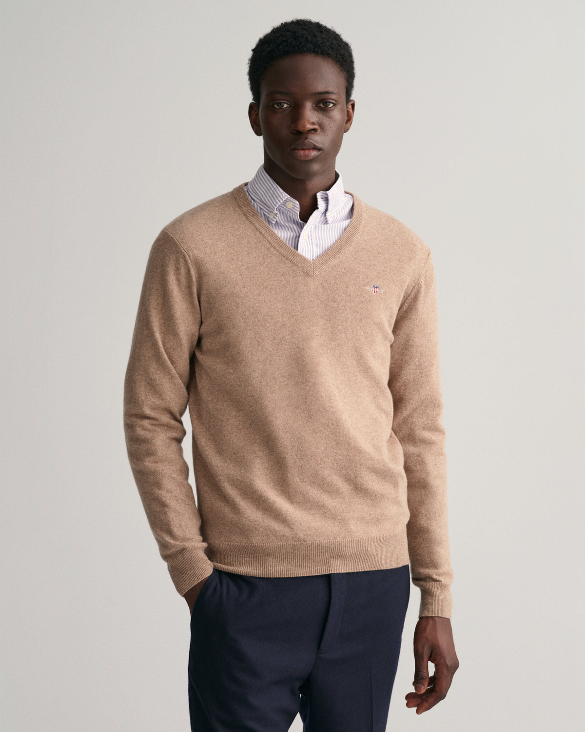 DK SAND MELANGE, SUPERFINE LAMBSWOOL V-NECK, FRONT-VIEW BY GANT AU.