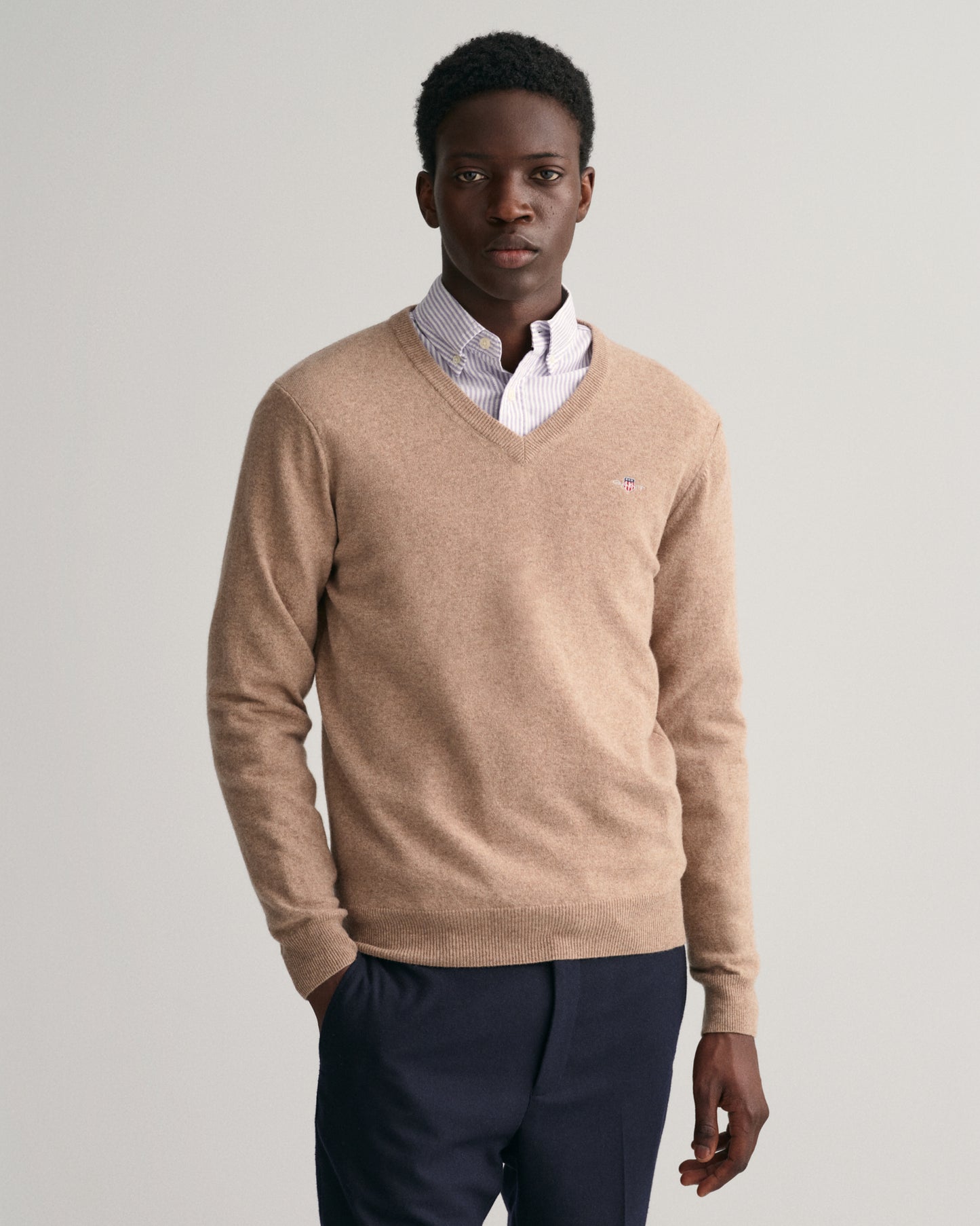 DK SAND MELANGE, SUPERFINE LAMBSWOOL V-NECK, FRONT-VIEW BY GANT AU.