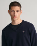 MARINE, SUPERFINE LAMBSWOOL V-NECK, CLOSE-UP BY GANT AU.