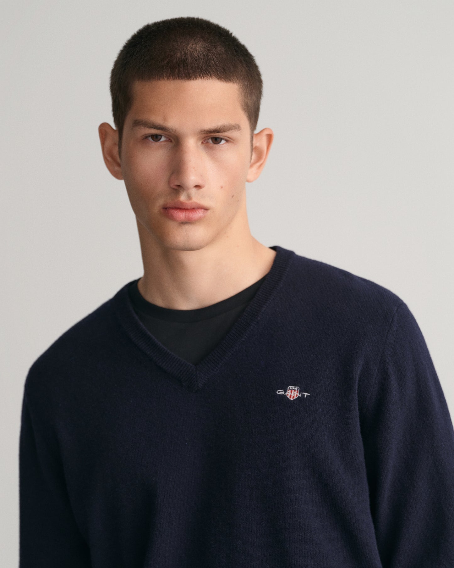 MARINE, SUPERFINE LAMBSWOOL V-NECK, CLOSE-UP BY GANT AU.