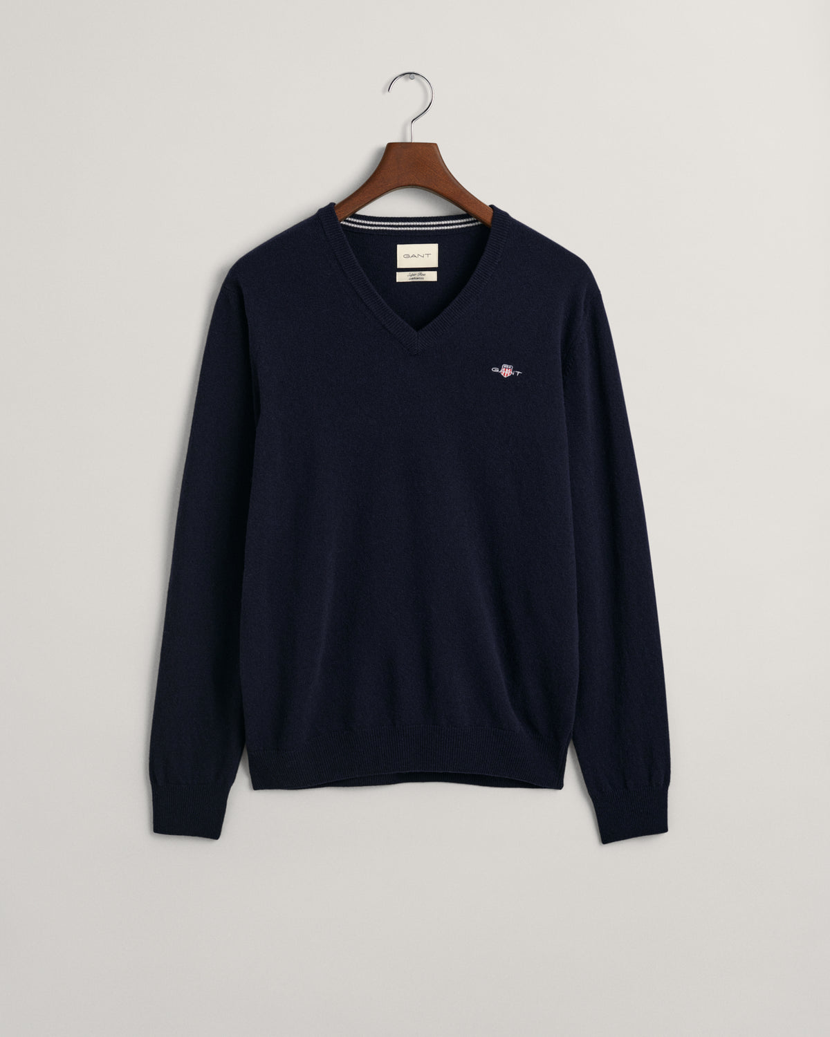 MARINE, SUPERFINE LAMBSWOOL V-NECK, FLAT-LAY BY GANT AU.