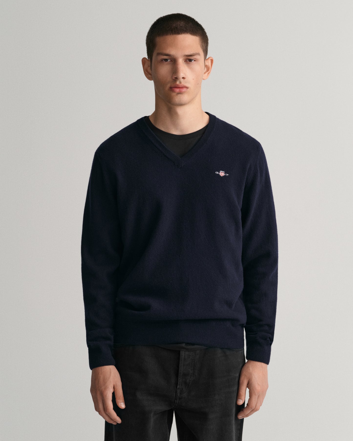 MARINE, SUPERFINE LAMBSWOOL V-NECK, FRONT-VIEW BY GANT AU.