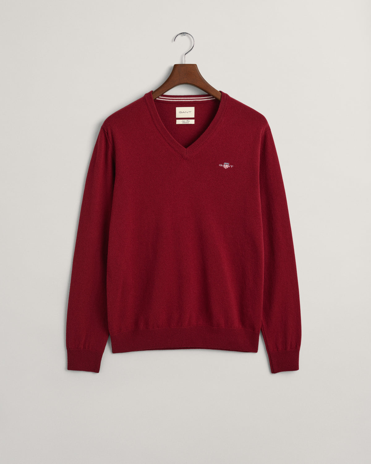 PORT RED, SUPERFINE LAMBSWOOL V-NECK, FLAT-LAY BY GANT AU.