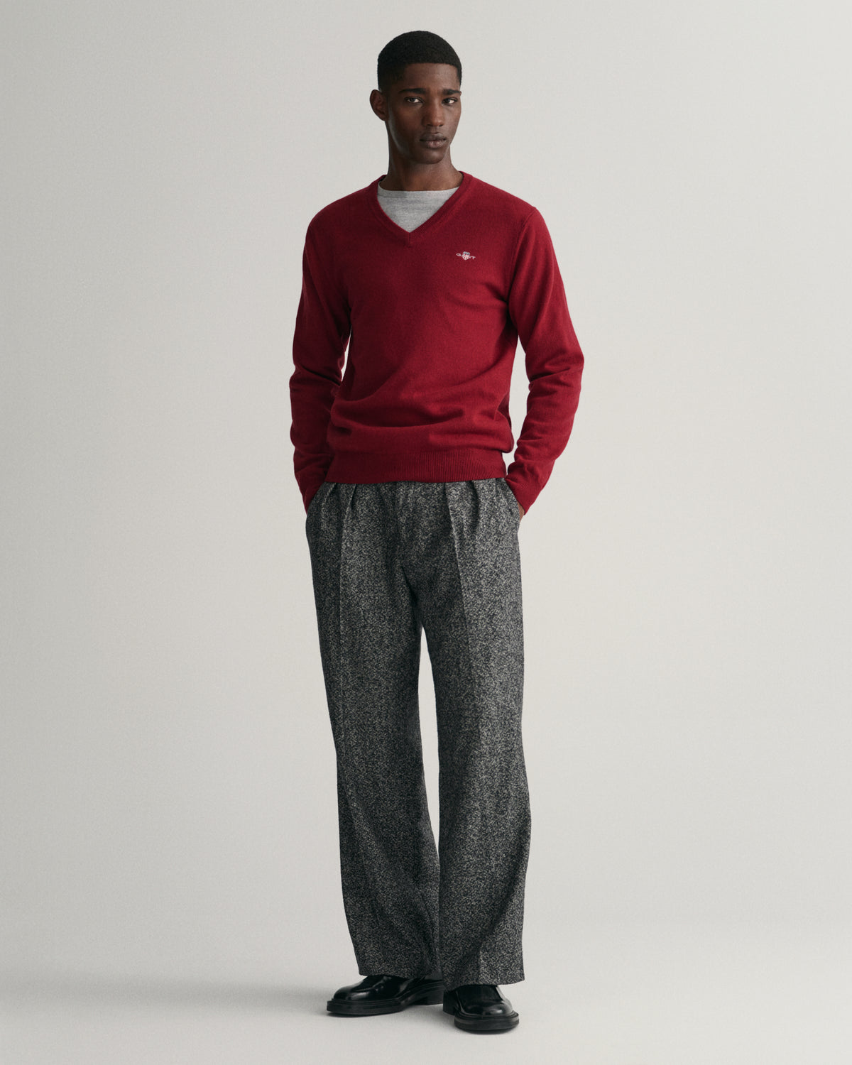 PORT RED, SUPERFINE LAMBSWOOL V-NECK BY GANT AU.