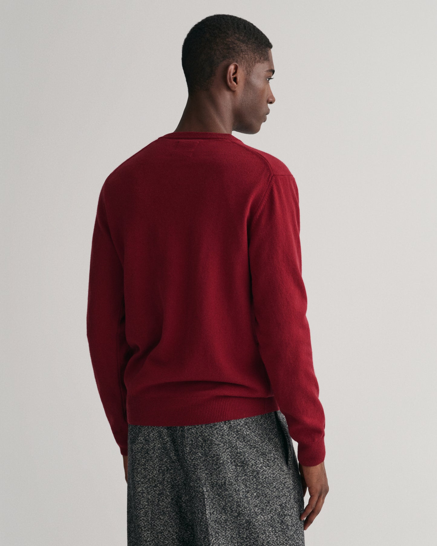PORT RED, SUPERFINE LAMBSWOOL V-NECK, BACK-VIEW BY GANT AU.