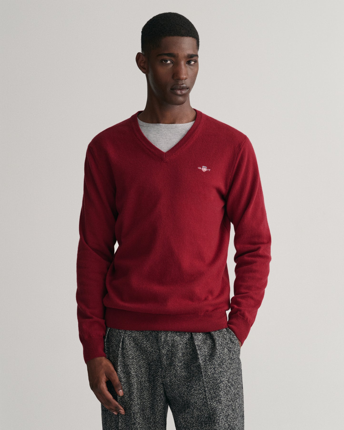 PORT RED, SUPERFINE LAMBSWOOL V-NECK, FRONT-VIEW BY GANT AU.