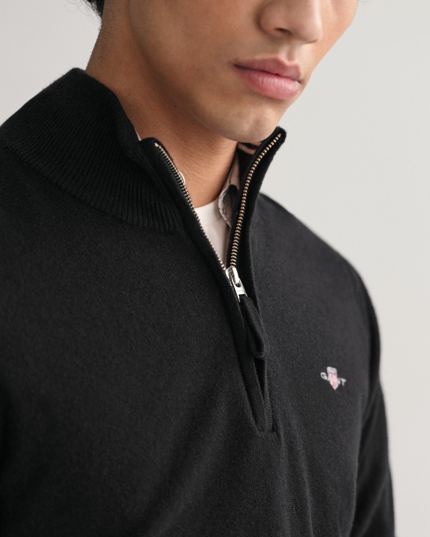 BLACK, SUPERFINE LAMBSWOOL HALF ZIP, CLOSE-UP BY GANT AU.