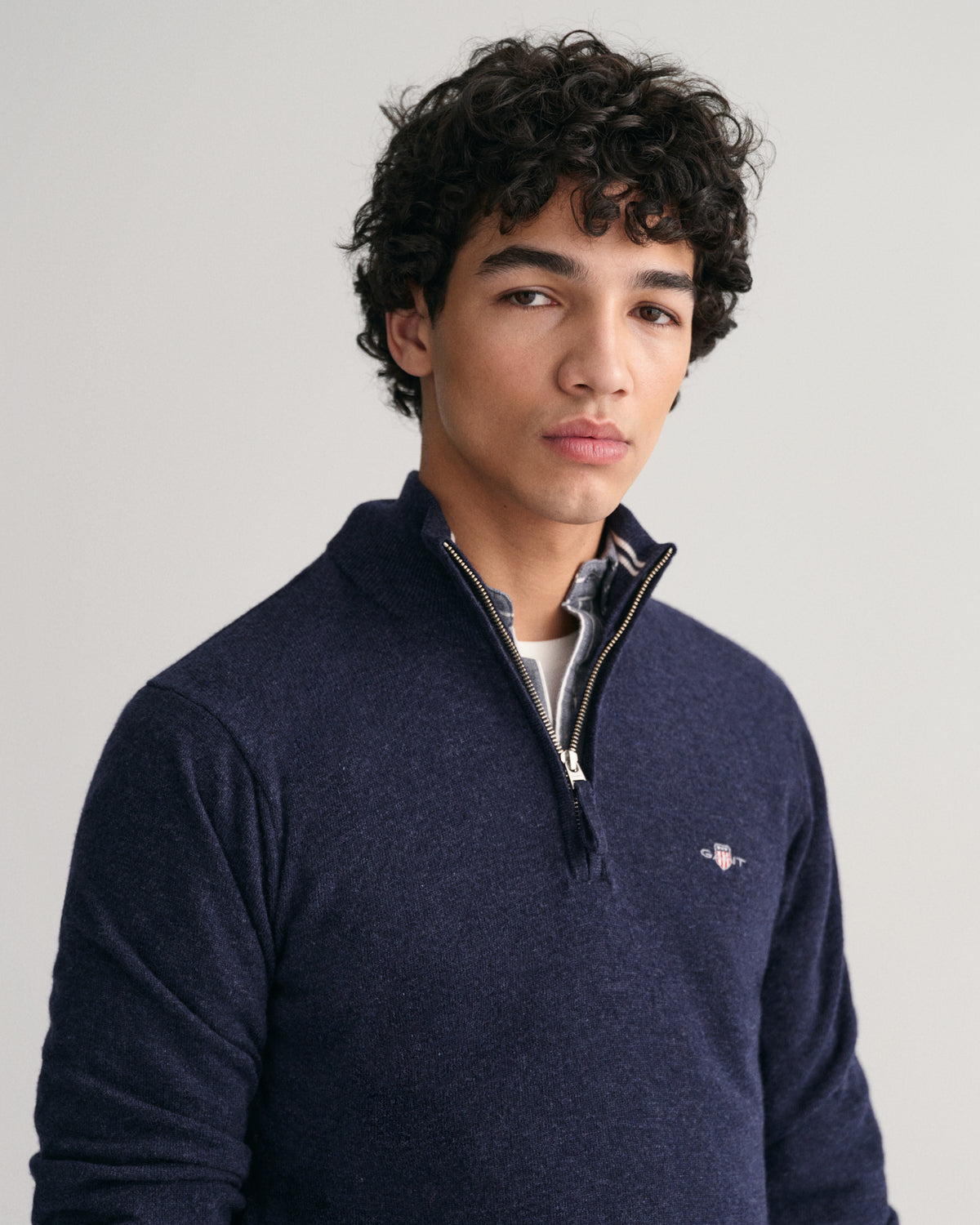 DARK NAVY MELANGE, SUPERFINE LAMBSWOOL HALF ZIP, CLOSE-UP BY GANT AU.