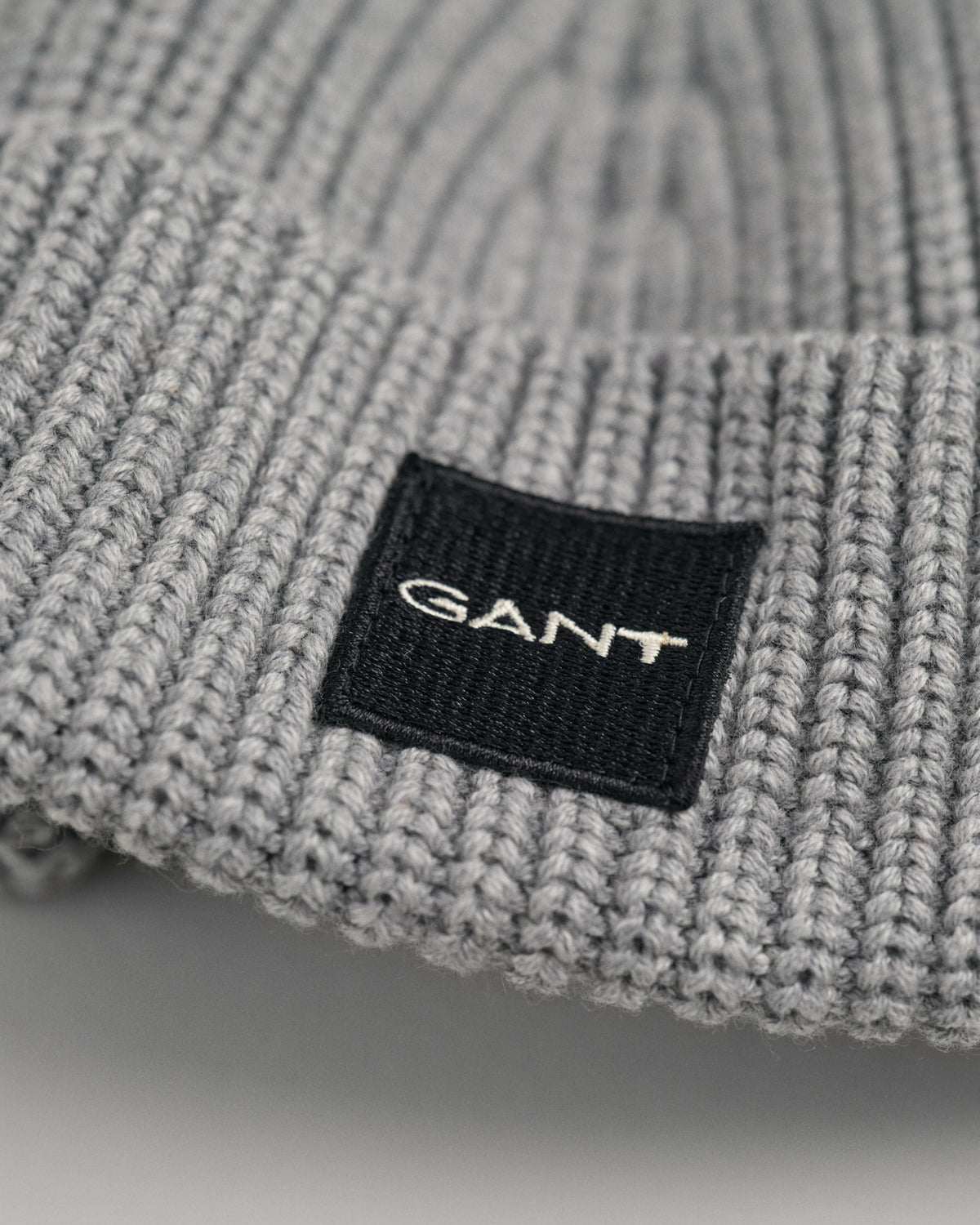 GREY MELANGE, UNISEX. COTTON RIB KNIT BEANIE, CLOSE-UP BY GANT AU.