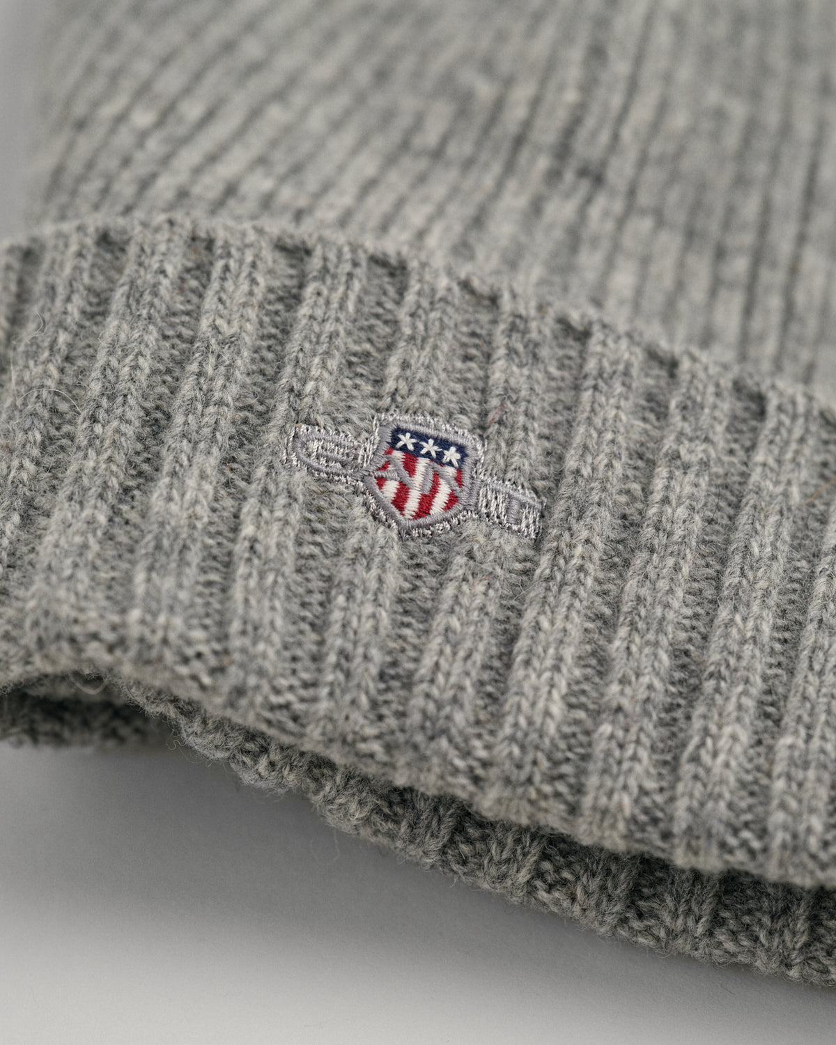 GREY MELANGE, UNISEX. SHIELD WOOL BEANIE, CLOSE-UP BY GANT AU.