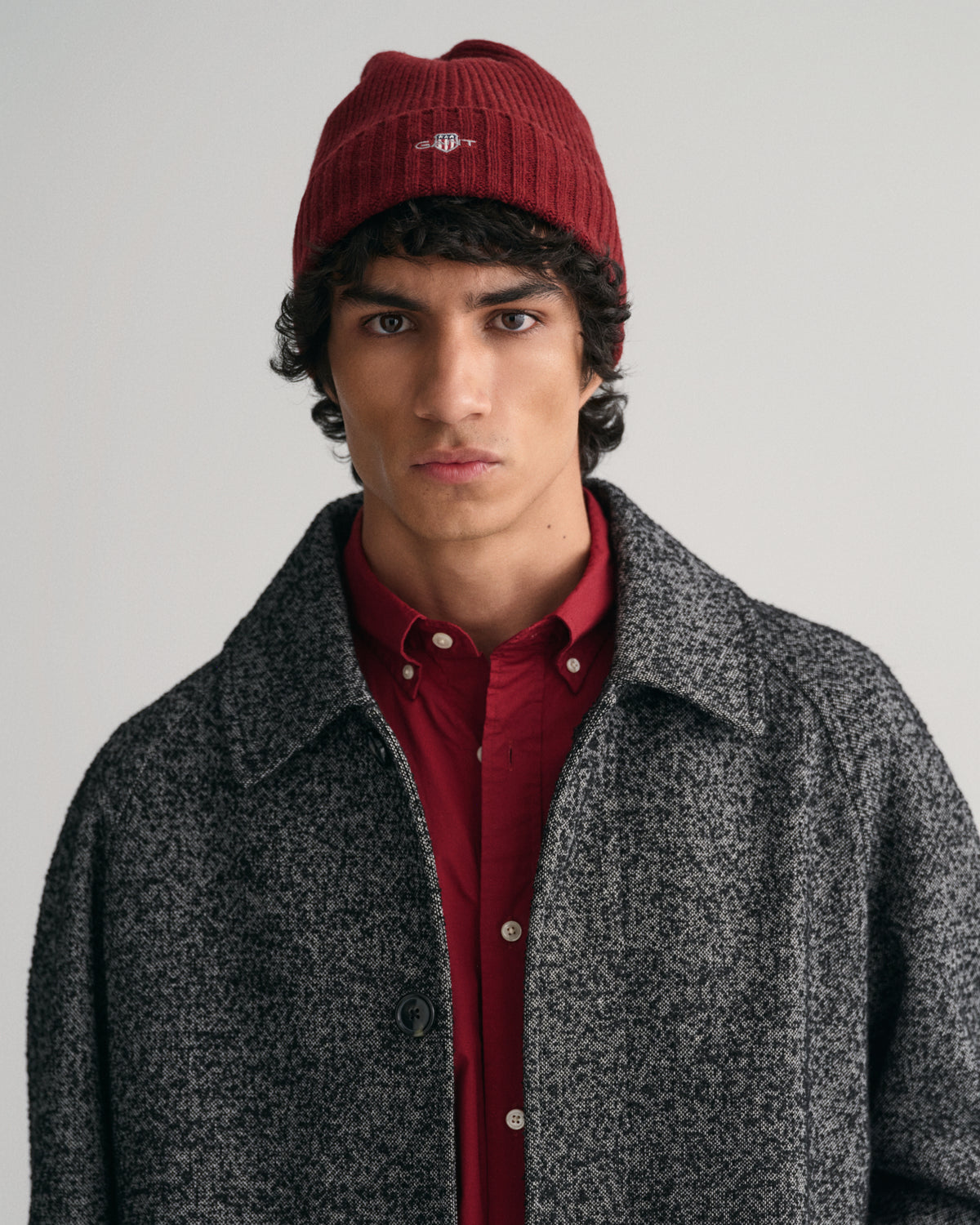PLUMPED RED, UNISEX. SHIELD WOOL BEANIE BY GANT AU.