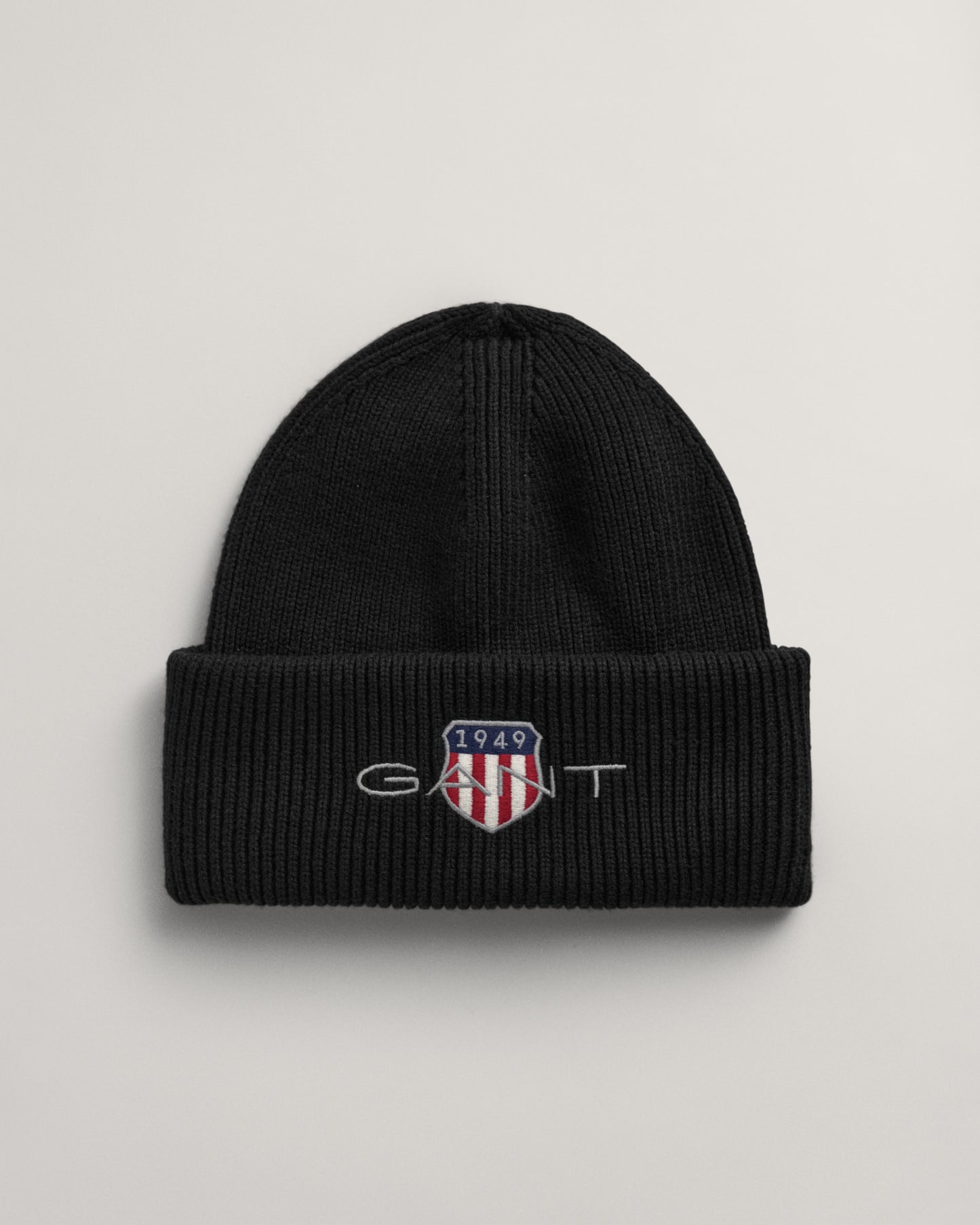 BLACK, ARCHIVE SHIELD COTTON BEANIE, FRONT-VIEW BY GANT AU.