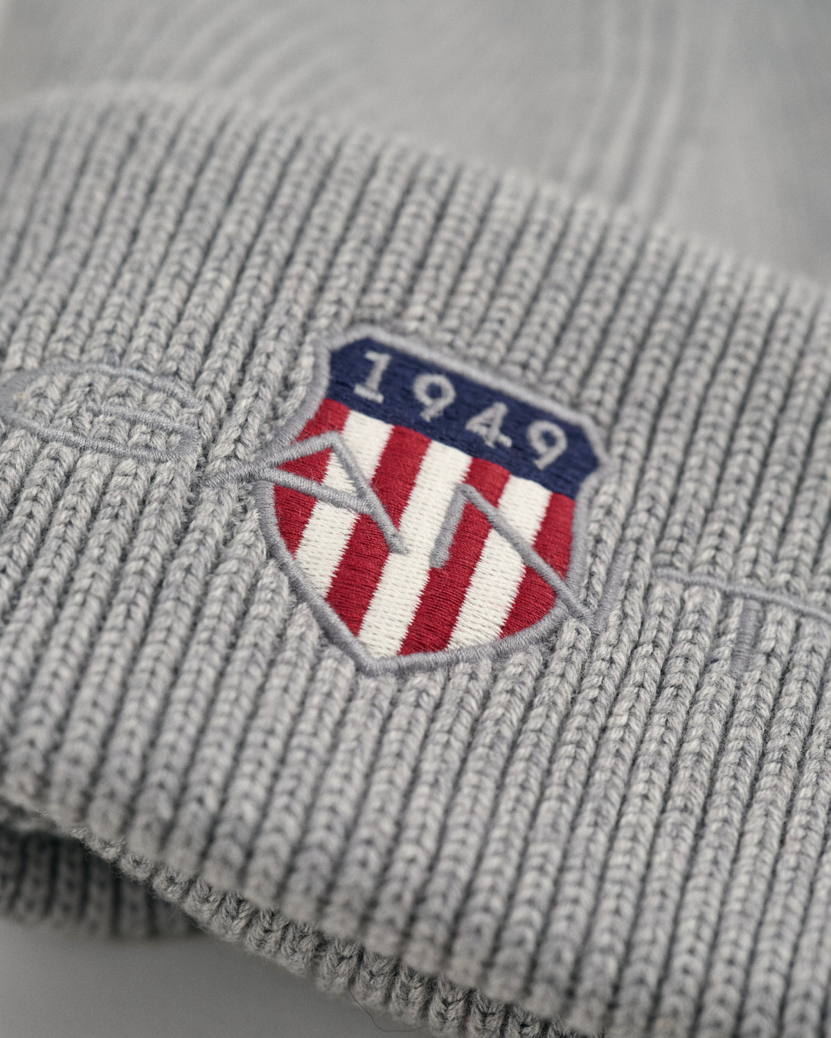 GREY MELANGE, ARCHIVE SHIELD COTTON BEANIE, CLOSE-UP BY GANT AU.