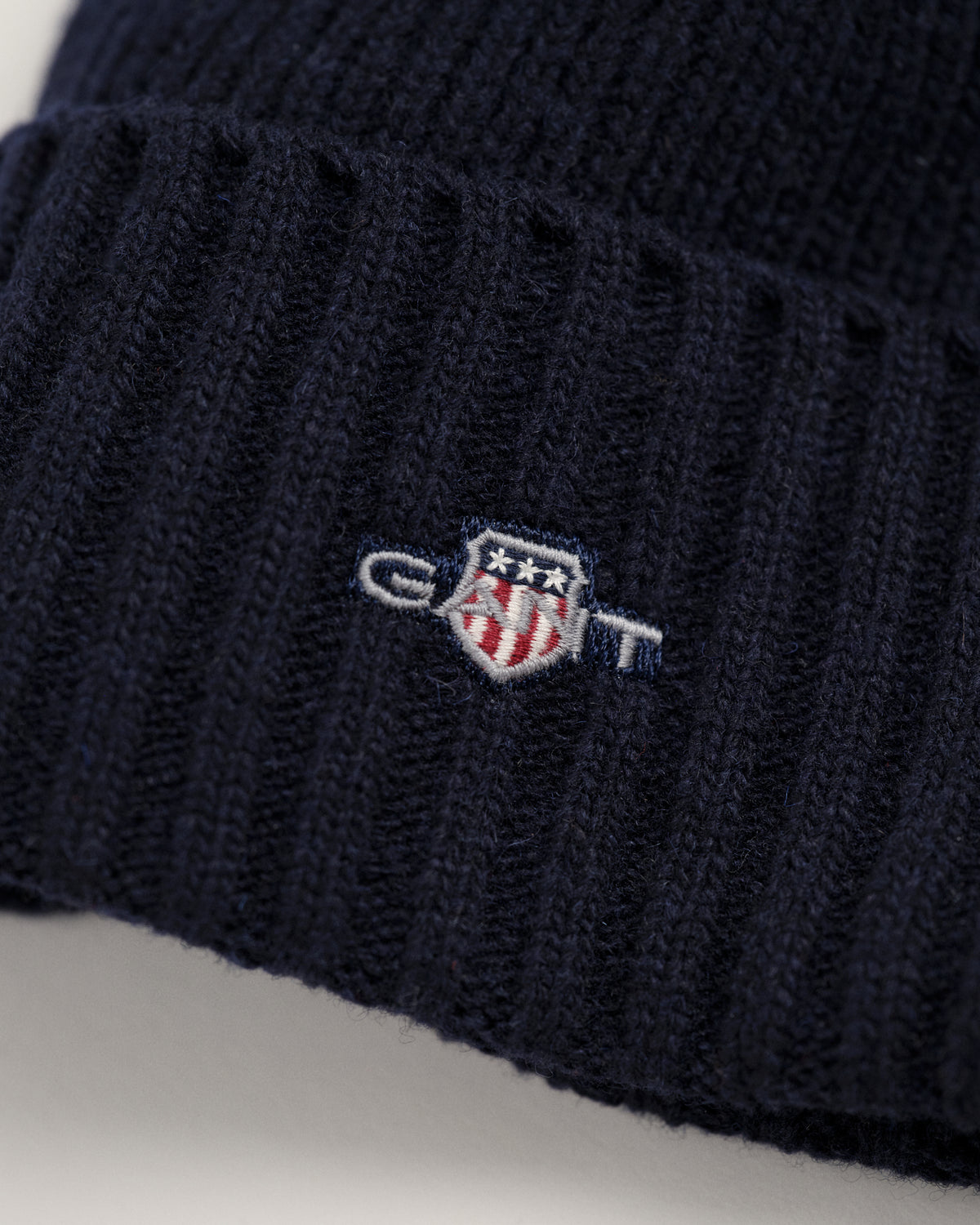 EVENING BLUE, SHIELD WOOL BEANIE, CLOSE-UP BY GANT AU.