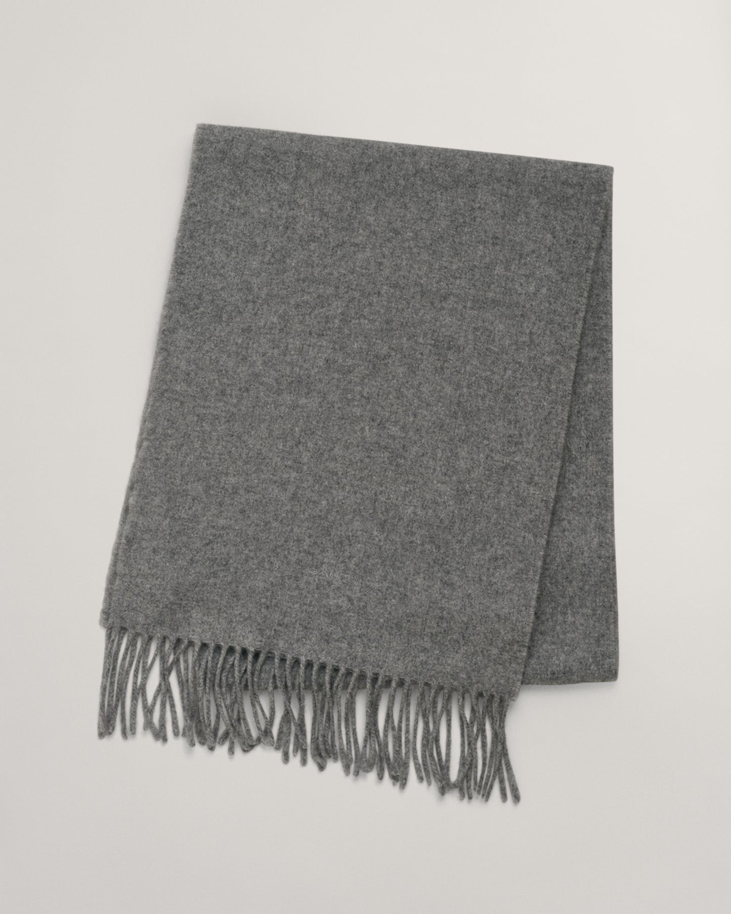 GREY MELANGE, UNISEX. WOOL SCARF, FRONT-VIEW BY GANT AU.