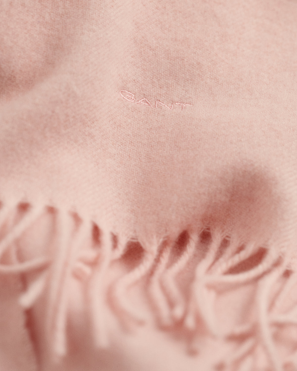 FADED PINK, UNISEX. WOOL SCARF, CLOSE-UP BY GANT AU.