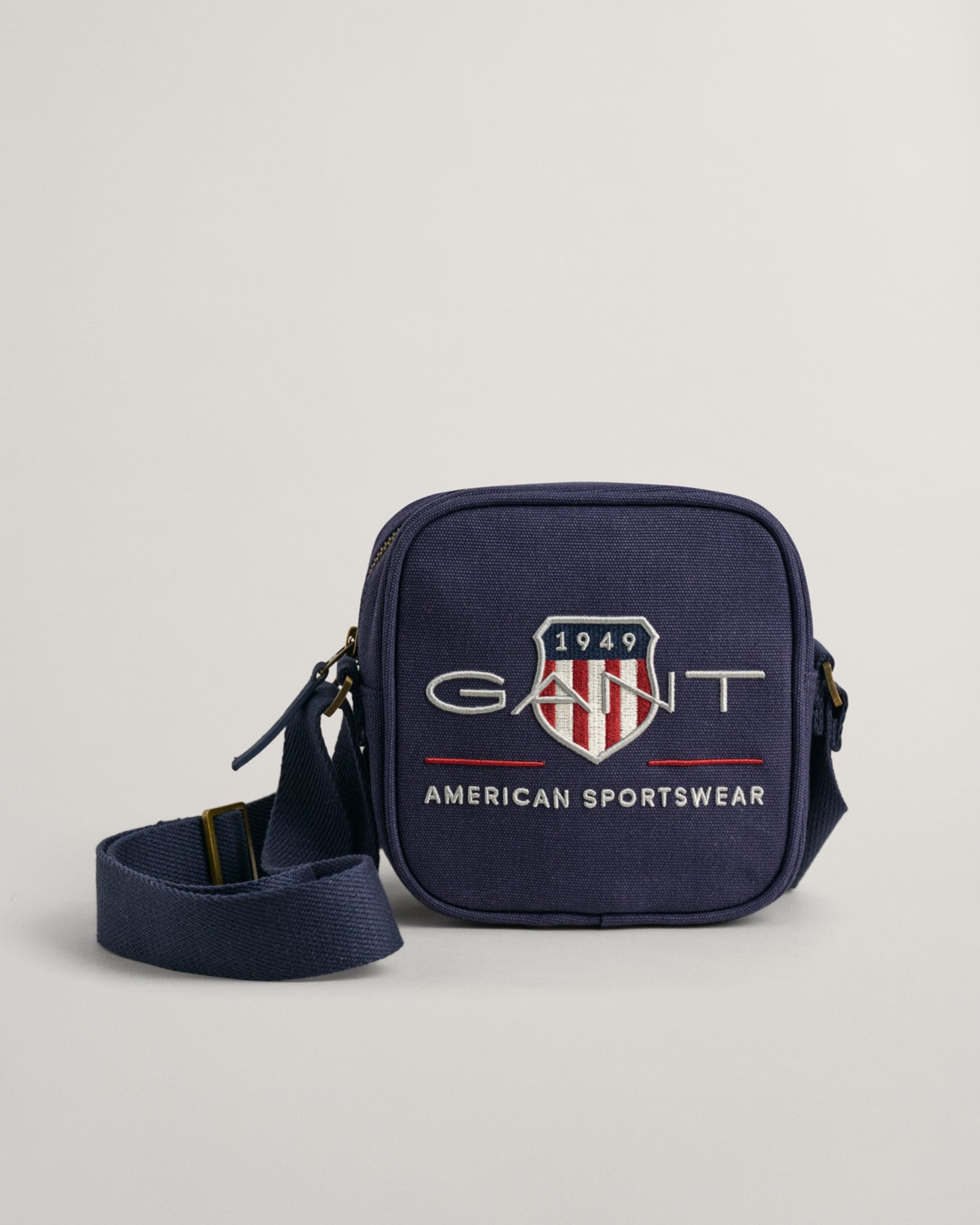 CLASSIC BLUE, COLOR SHIELD SHOULDER BAG, CLOSE-UP BY GANT AU.