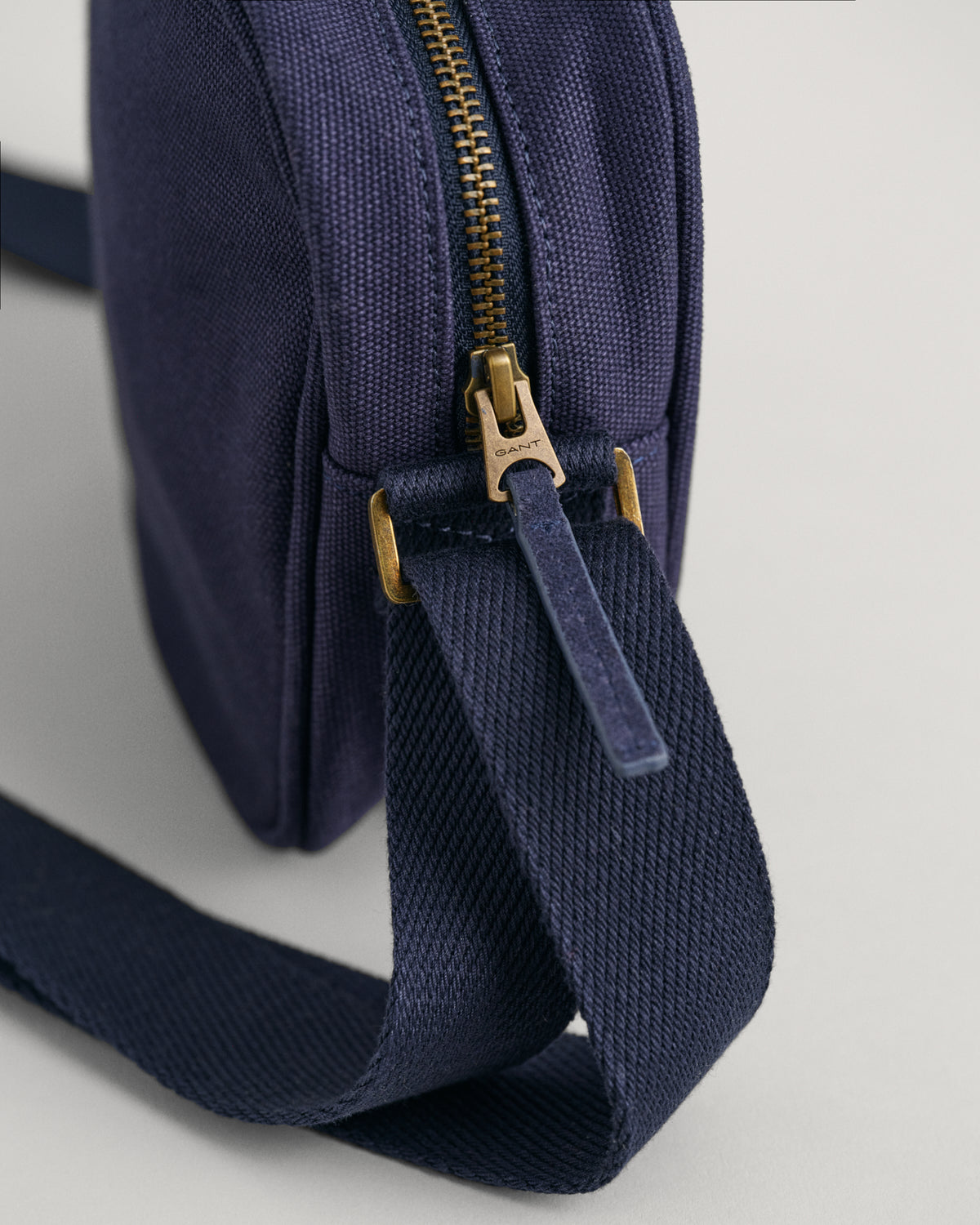 CLASSIC BLUE, COLOR SHIELD SHOULDER BAG, FLAT-LAY BY GANT AU.