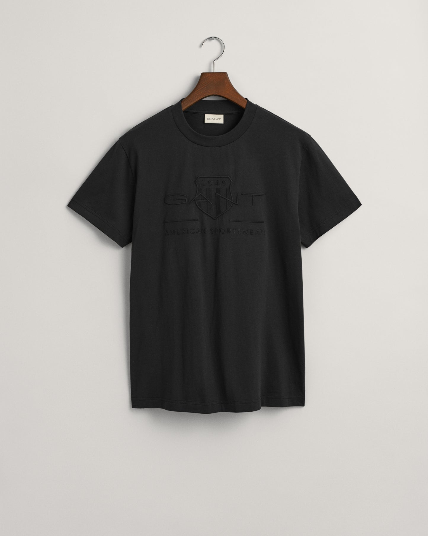 BLACK, REG TONAL SHIELD SS T-SHIRT, FLAT-LAY BY GANT AU.
