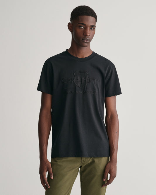 BLACK, REG TONAL SHIELD SS T-SHIRT, FRONT-VIEW BY GANT AU.