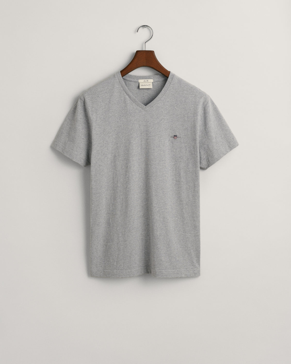 GREY MELANGE, SLIM SHIELD V-NECK T-SHIRT, FLAT-LAY BY GANT AU.