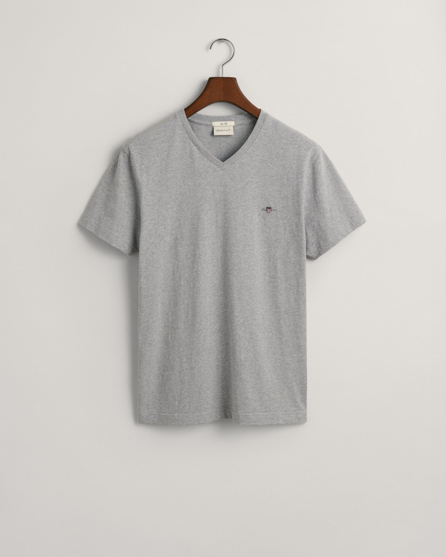 GREY MELANGE, SLIM SHIELD V-NECK T-SHIRT, FLAT-LAY BY GANT AU.