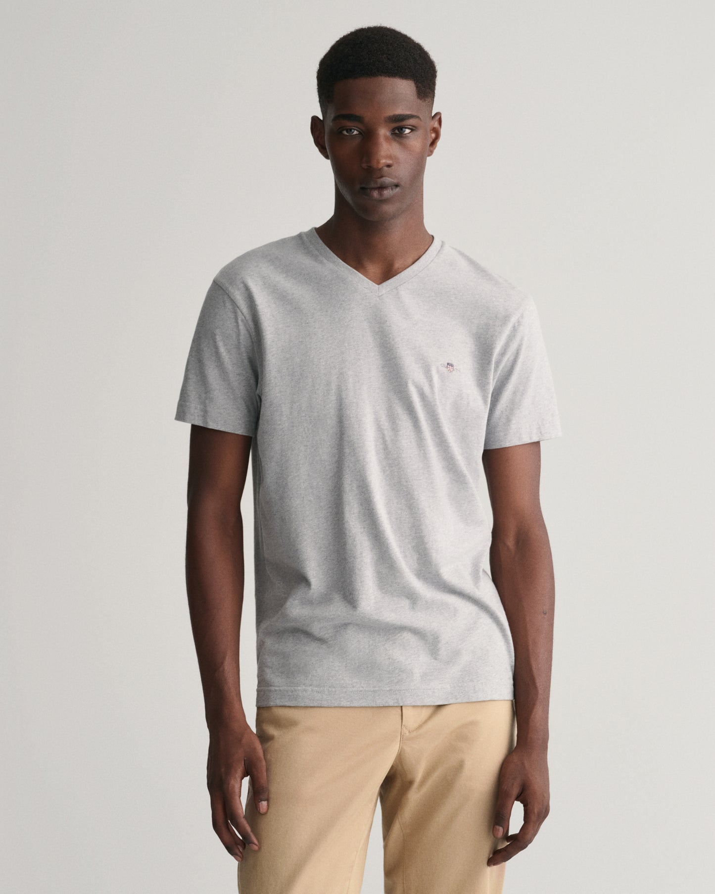 GREY MELANGE, SLIM SHIELD V-NECK T-SHIRT, FRONT-VIEW BY GANT AU.
