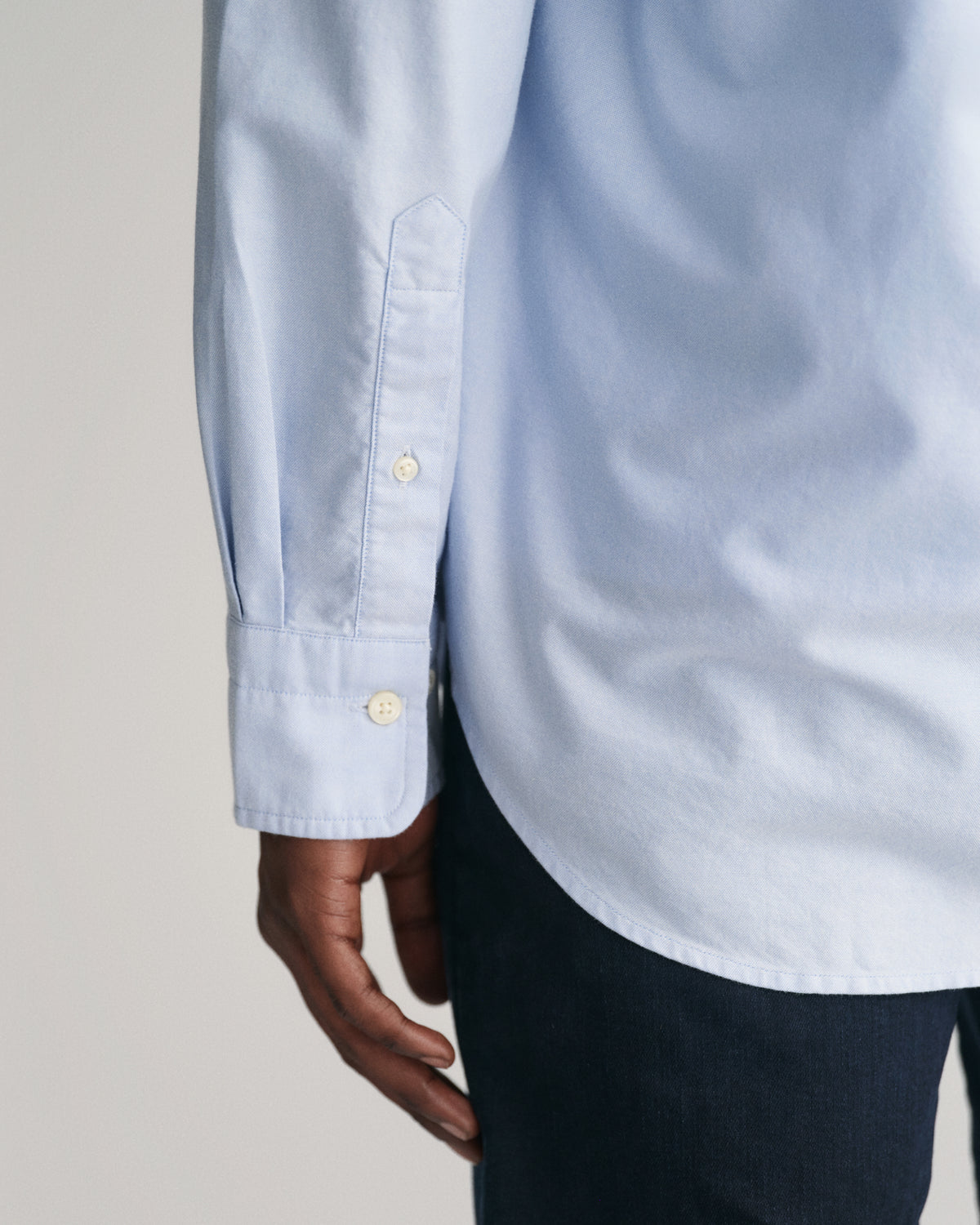 LIGHT BLUE, REG CLASSIC OXFORD SHIRT, CLOSE-UP BY GANT AU.