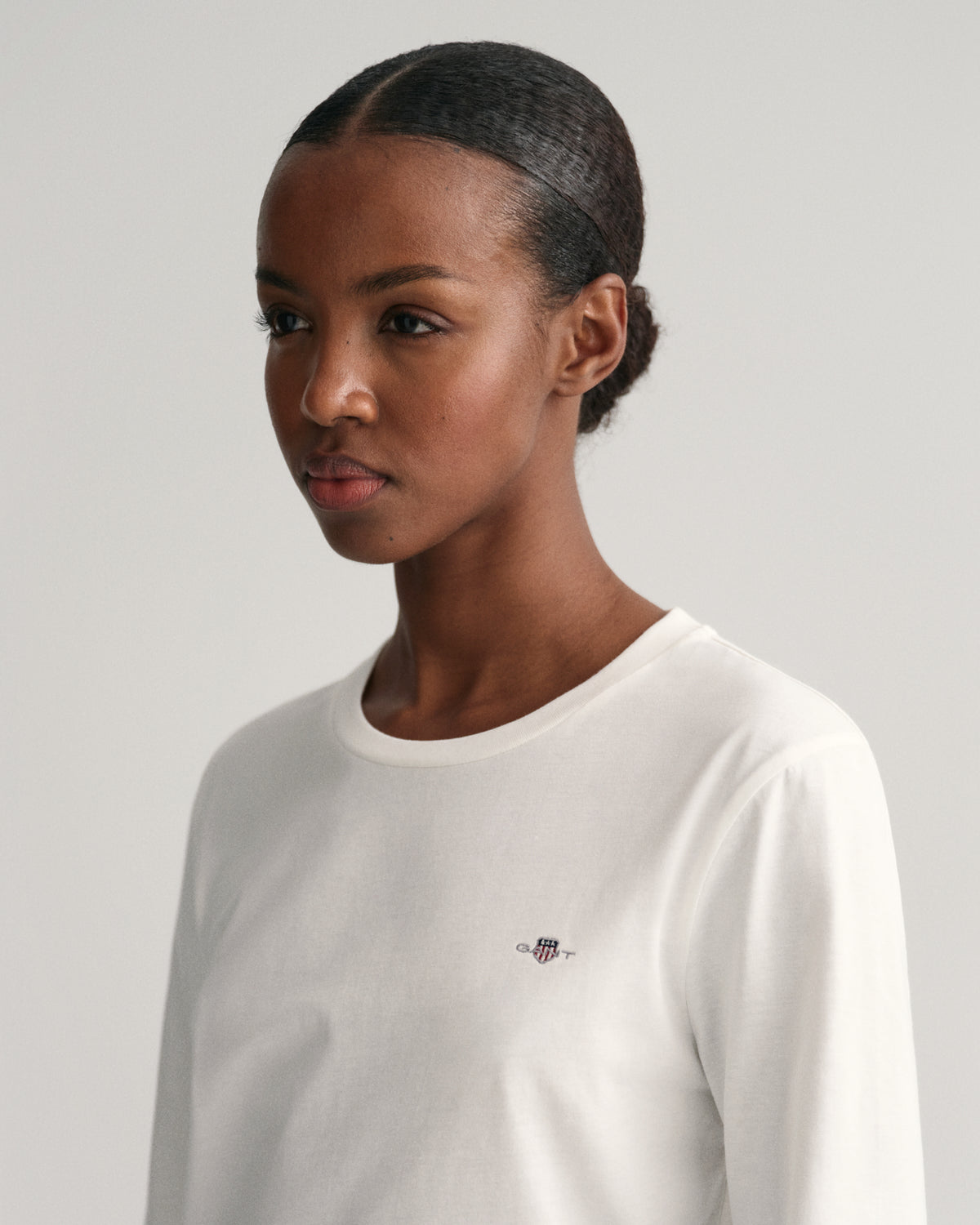 WHITE, REG SHIELD LS T-SHIRT, CLOSE-UP BY GANT AU.