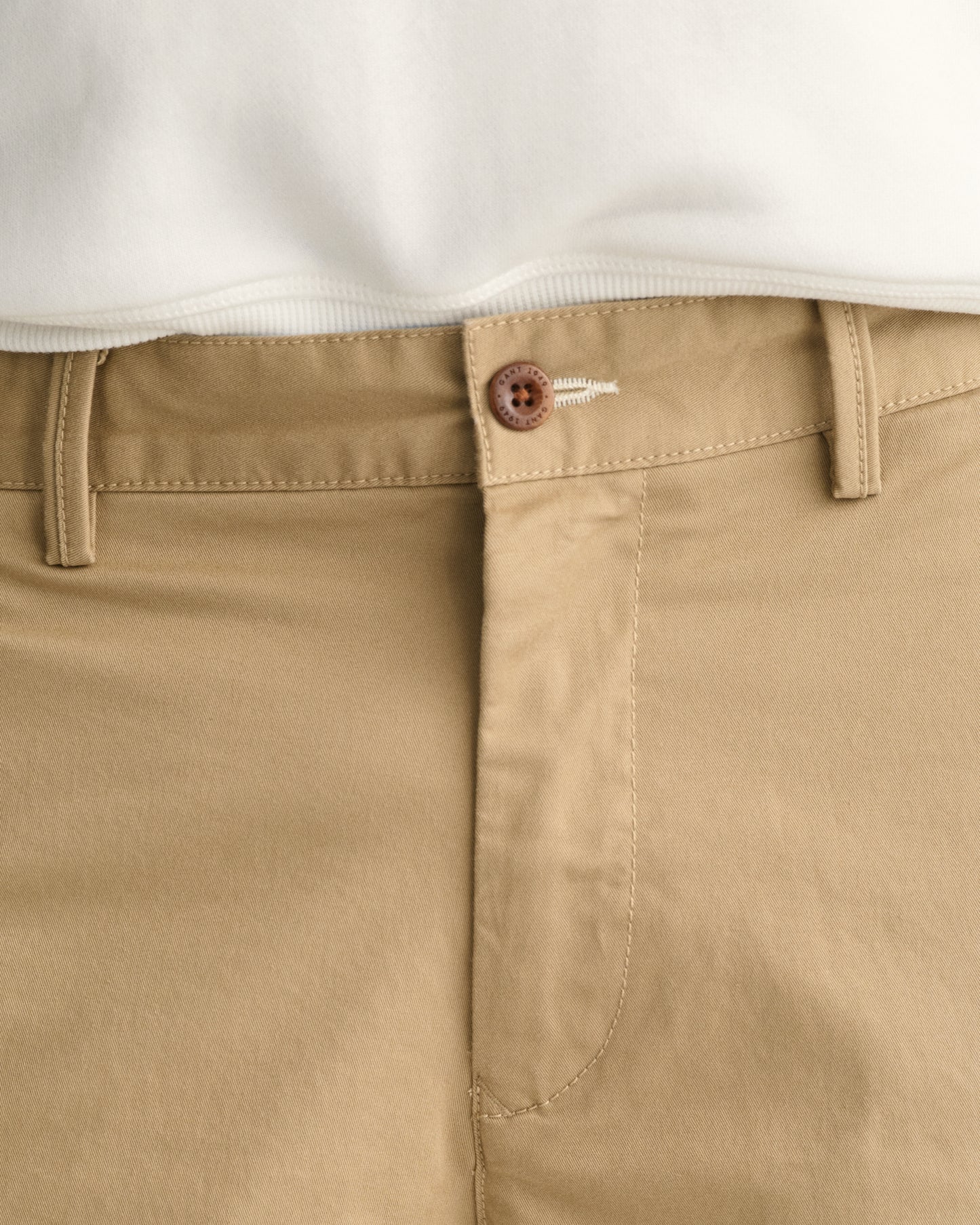 DARK KHAKI, CHINO SHORTS, CLOSE-UP BY GANT AU.