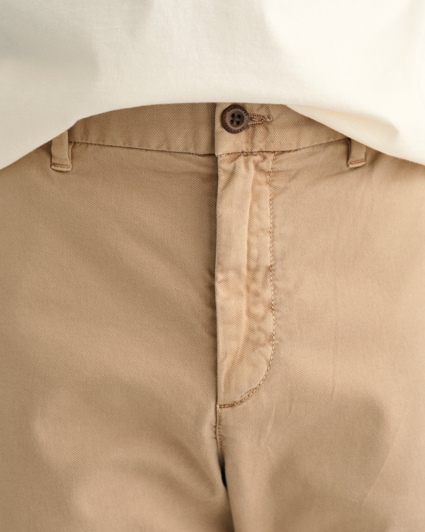DARK KHAKI, SLIM DOBBY STRUCTURE CHINOS, CLOSE-UP BY GANT AU.