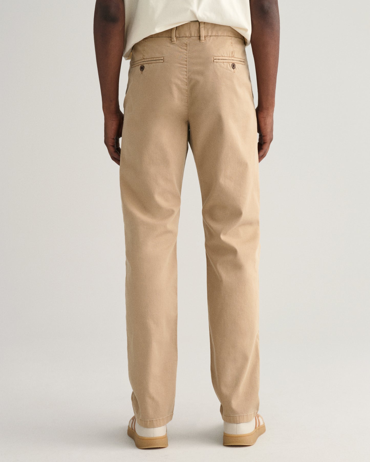 DARK KHAKI, SLIM DOBBY STRUCTURE CHINOS, BACK-VIEW BY GANT AU.