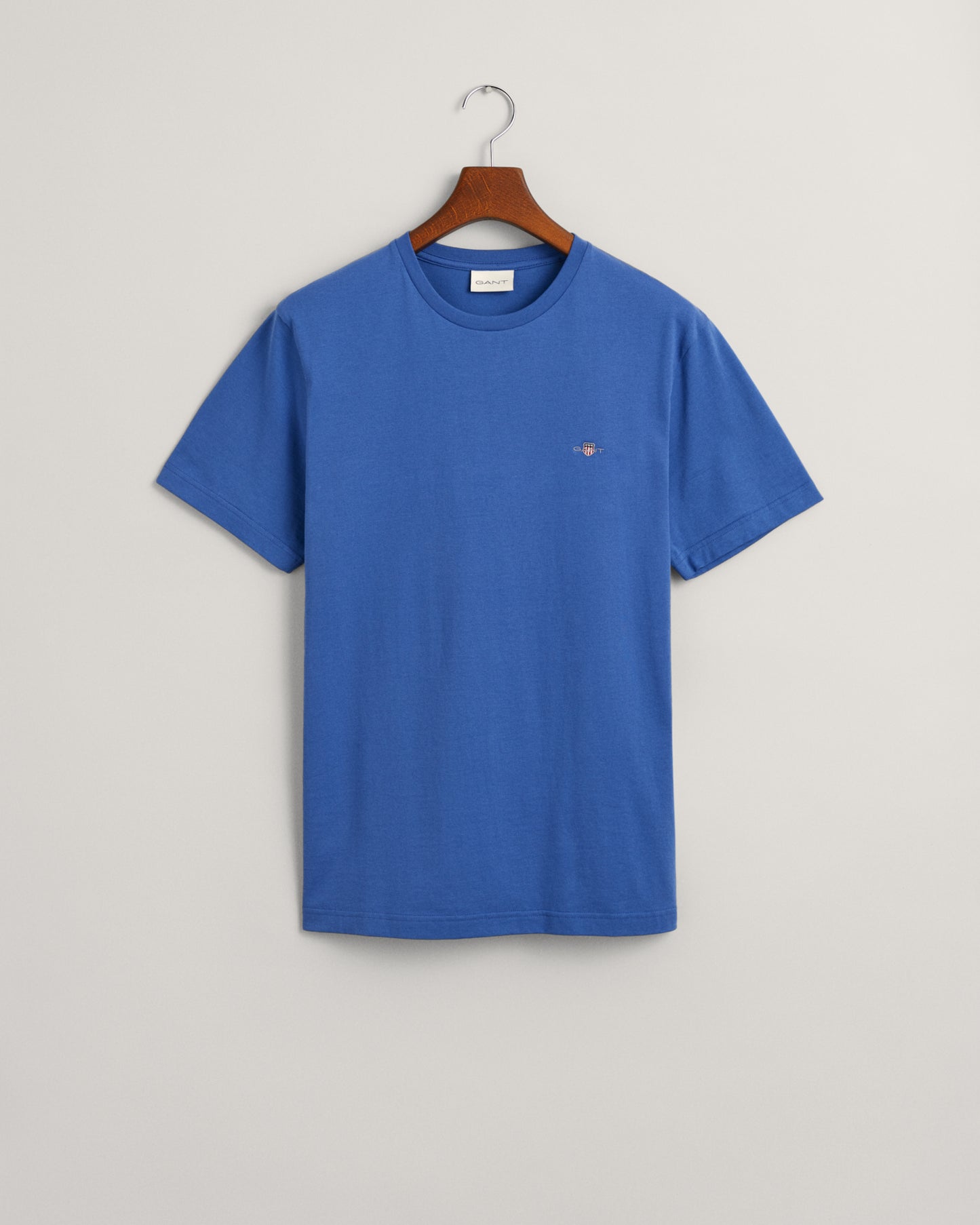 RICH BLUE, REG SHIELD SS T-SHIRT, FLAT-LAY BY GANT AU.