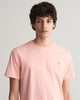 BUBBELGUM PINK, REG SHIELD SS T-SHIRT, CLOSE-UP BY GANT AU.