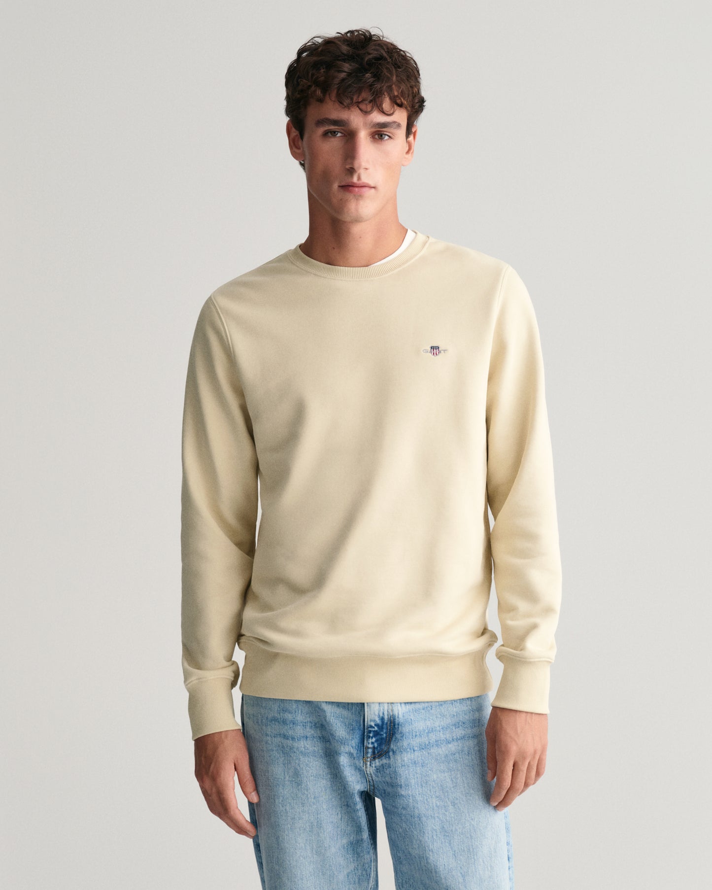 SILKY BEIGE, REG SHIELD C-NECK SWEAT, FRONT-VIEW BY GANT AU.