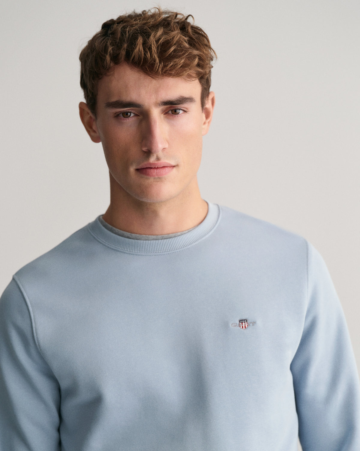 DOVE BLUE, REG SHIELD C-NECK SWEAT, CLOSE-UP BY GANT AU.