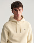 SILKY BEIGE, REG SHIELD HOODIE, CLOSE-UP BY GANT AU.
