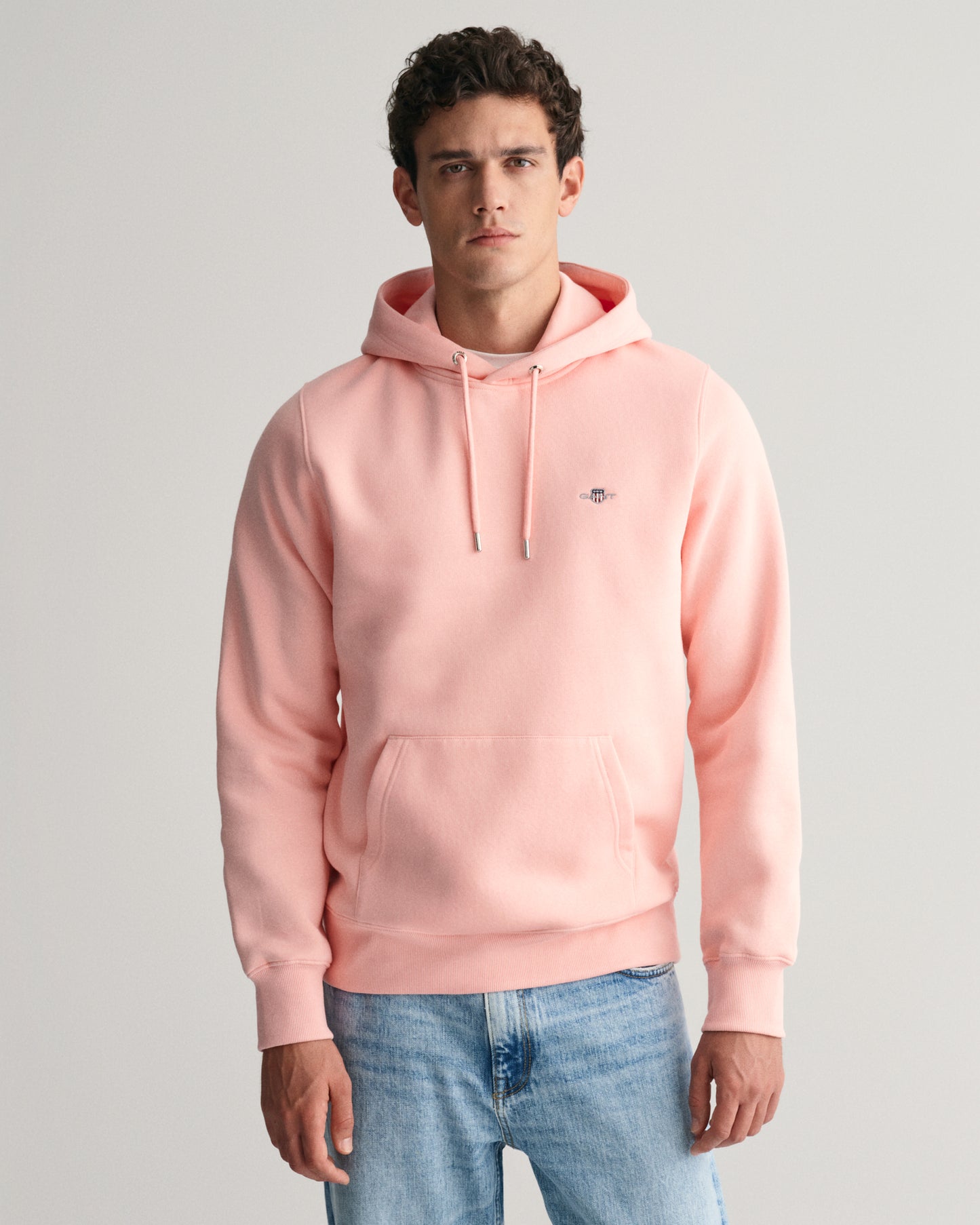 BUBBELGUM PINK, REG SHIELD HOODIE, FRONT-VIEW BY GANT AU.